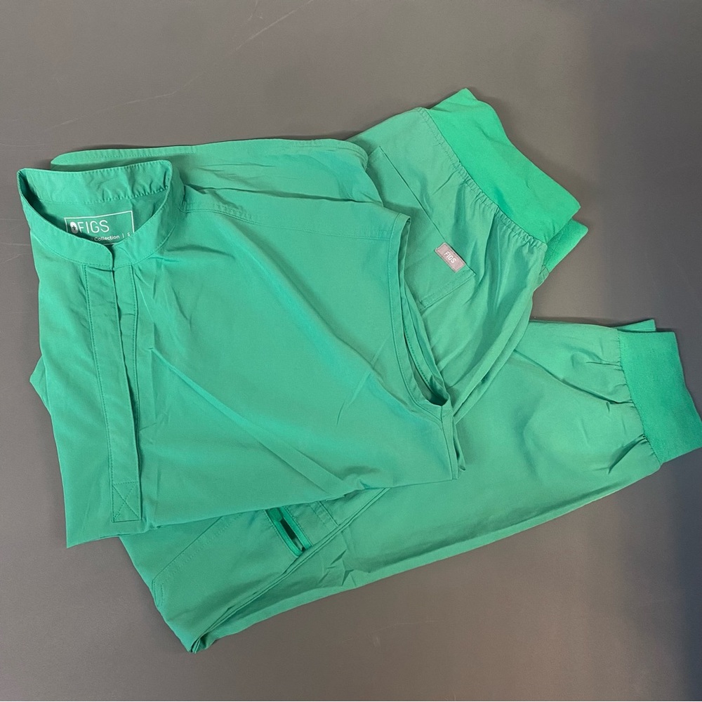 Figs scrub in safety green